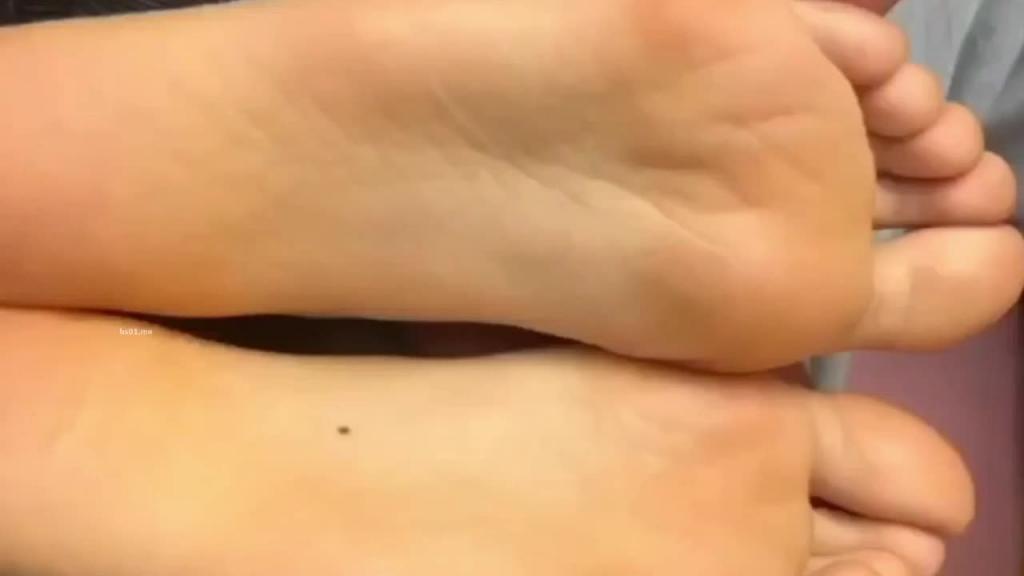 玉足-专拍女高中粉嫩脚 足控福利,足之道出品 预览截图 4