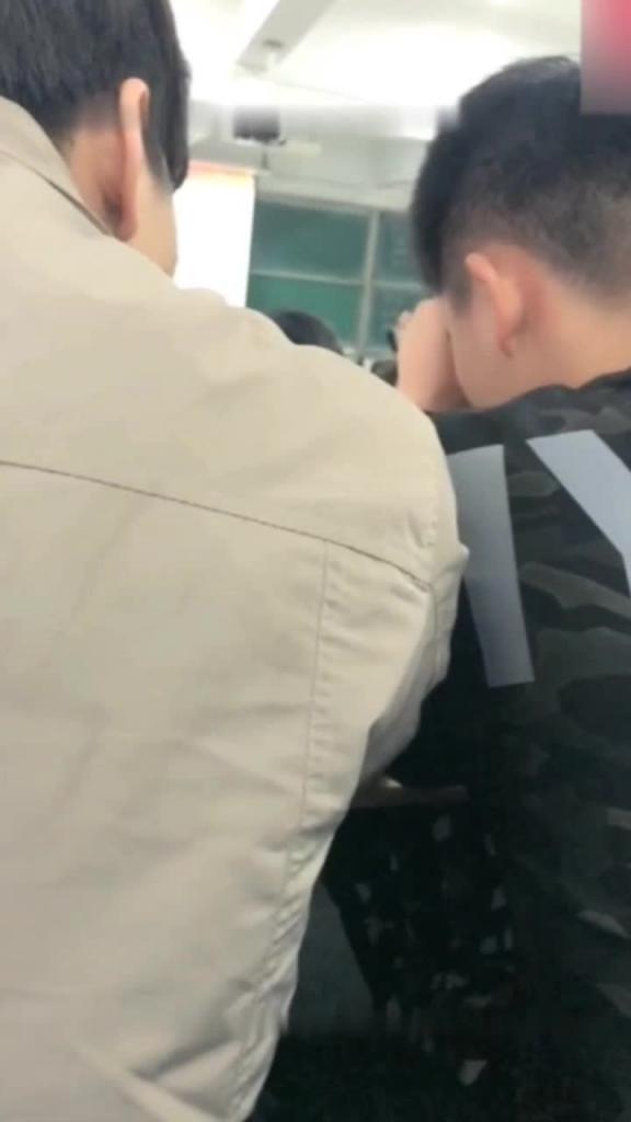 真实校园女学生直播塞跳蛋上课爽得受不了跑厕所自慰高潮 预览截图 1