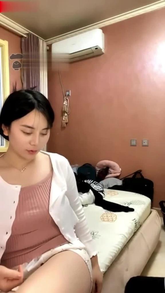 【调教女王-和她的女同性奴女儿】主动吞口水拉丝,好淫荡 预览截图 10