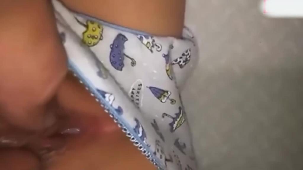 【父女乱伦】禽兽父亲威逼利诱女儿终于拿下极品粉穴 预览截图 4
