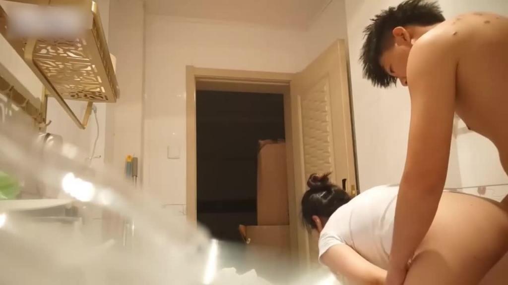 熟女和年轻小伙偷情,阿姨活好还给口爆, 待会儿你从7单元走 预览截图 9