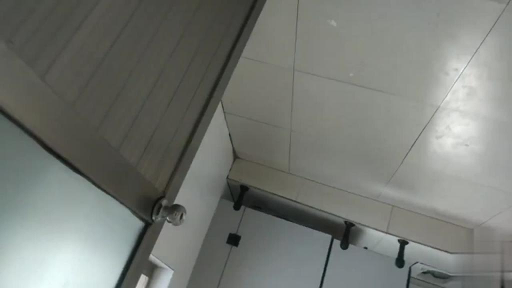 【尴尬翻车】完了!被发现了!学校宿舍偷拍妹子洗澡,被发现捂住B往外跑!偷窥女邻居洗澡自慰!4 预览截图 11