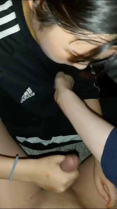小学妹楼梯口打飞机，大哥的鸡巴真长 预览截图 3