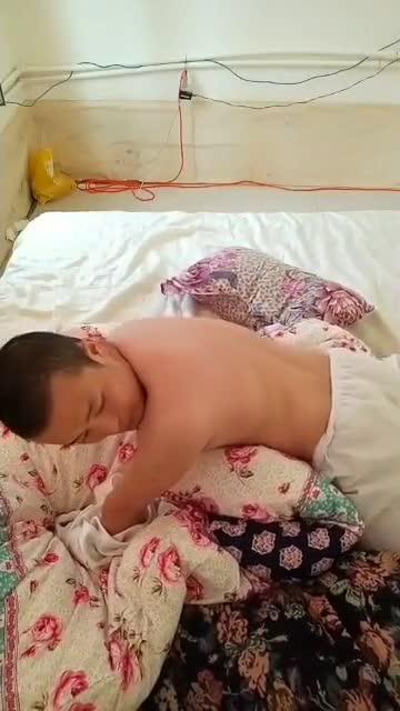 【乱伦】真实父女乱伦,禽兽父亲趁女儿睡觉强奸她,鸡巴把女儿插痛了拼命反抗 预览截图 1