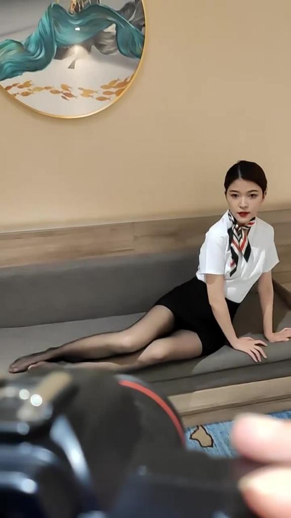 现场拍摄气质模特,空姐制服性感黑丝无毛逼,摆出各种姿势,身材粉嫩鲍鱼 预览截图 1