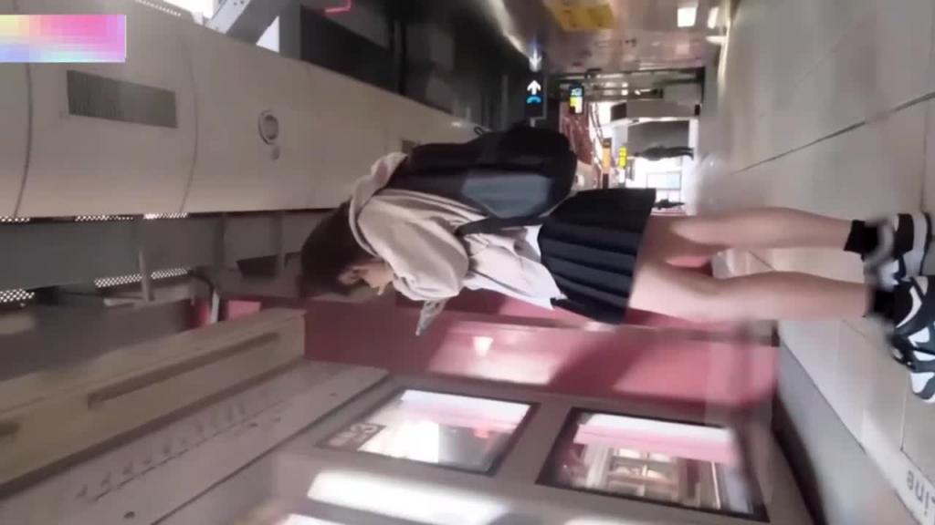 【地铁抄底】极品无毛小骚逼不穿内裤去上学 预览截图 2