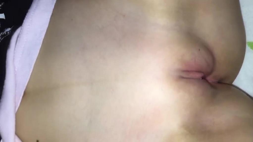 真兄妹乱伦趁妹妹熟睡偷偷插入处女馒头小穴~哥哥从小哄骗猥亵小妹妹 预览截图 1