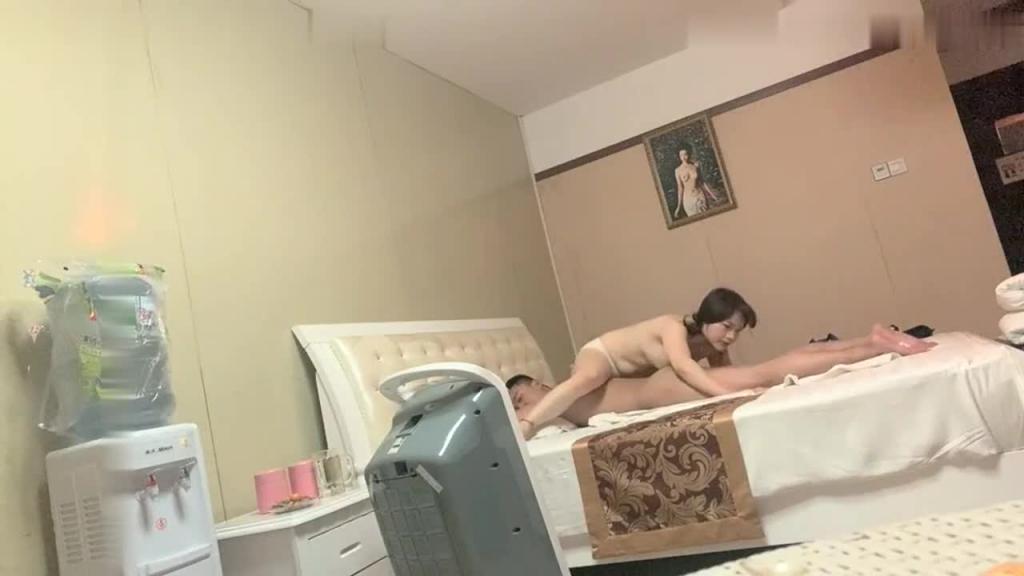 【推拿按摩温泉洗浴中心】大奶白嫩美女技师身材火辣 预览截图 5