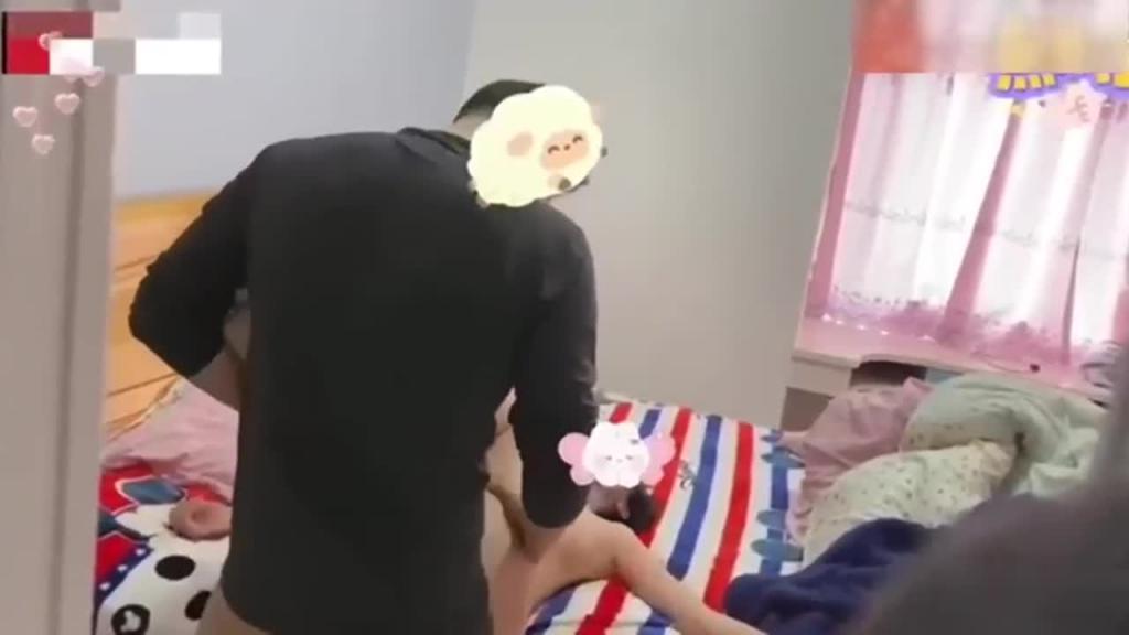 【真实父女乱伦】各种骚话强迫睡觉的女儿操逼,最后射身上 预览截图 6