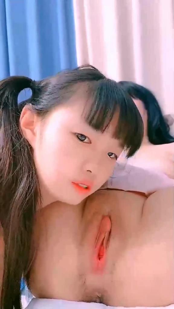 【百合萝莉】姐妹花 轮流舔弄阴蒂给狼友看 预览截图 2