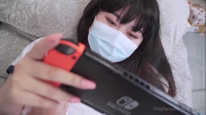 玩掌机的萝莉真抗操,是鸡巴太小没感觉吗? 预览截图 1