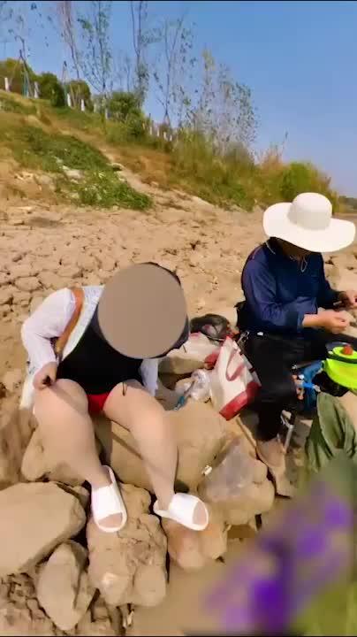 【性感小猫眯05】户外勾搭钓鱼老大爷,发现奶子不敢看 预览截图 12