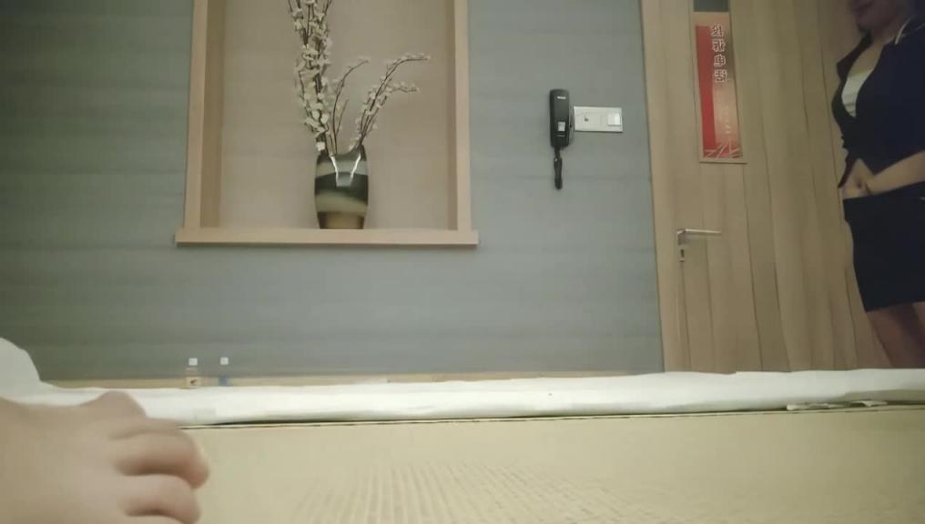 【洗脚城探花】淫语勾引按摩小少妇,抠逼舔胸给小少妇玩爽了,自己主动坐上大鸡巴 预览截图 10
