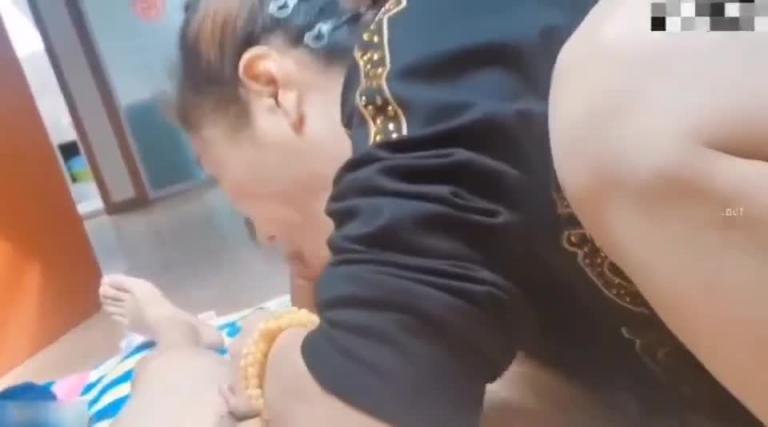 湖南真实母子乱伦儿子刚结婚没几天母子就开始在婚房通奸 预览截图 2