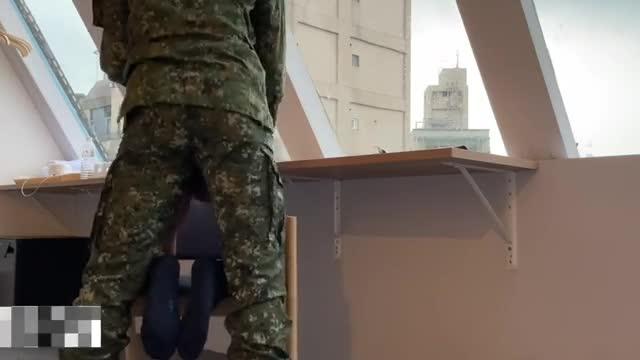 《下集》制服诱惑,超大炮兵哥无套做 预览截图 1