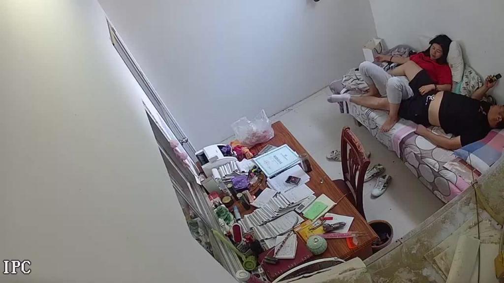 在线播放【学校监控摄像头黑客破解】拍摄到漂亮女老师在值班休息室与校领导偷情边批改作业边操绝对刺激露脸高清 预览截图 4