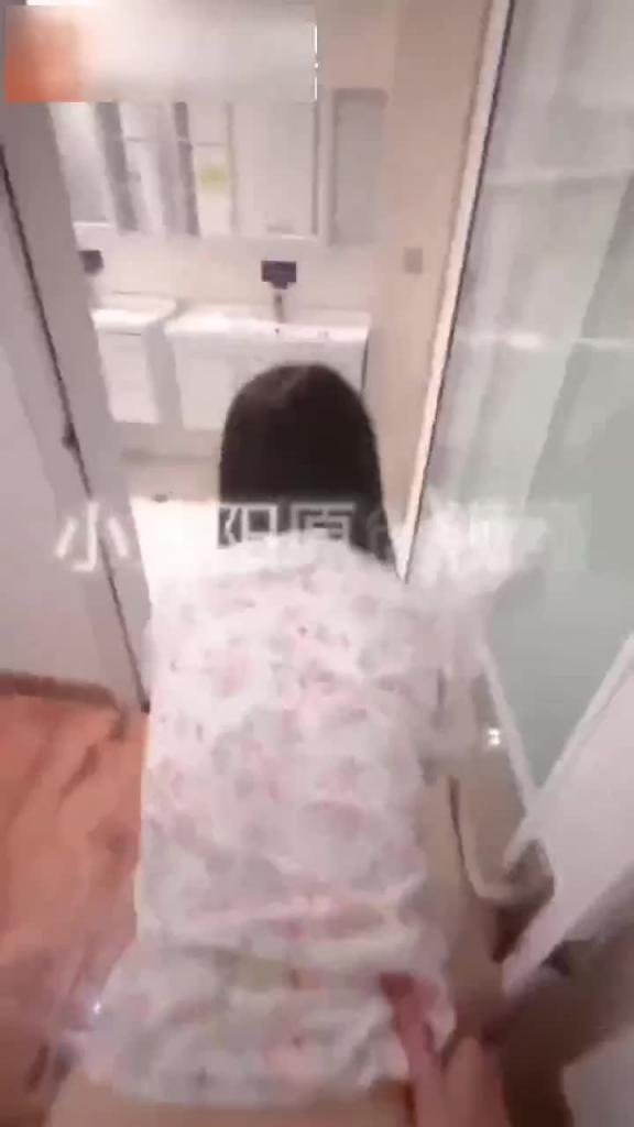 【真实露出调教】老婆在洗浴休息区调戏我_直接扒下浴裤插进去_人来人往好多人再看太刺激了 预览截图 3