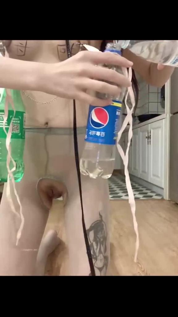 金主任务网红[查小理）稀缺内部福利母狗裸舞虐乳调教！裸奔男厕勾引陌生男 预览截图 2