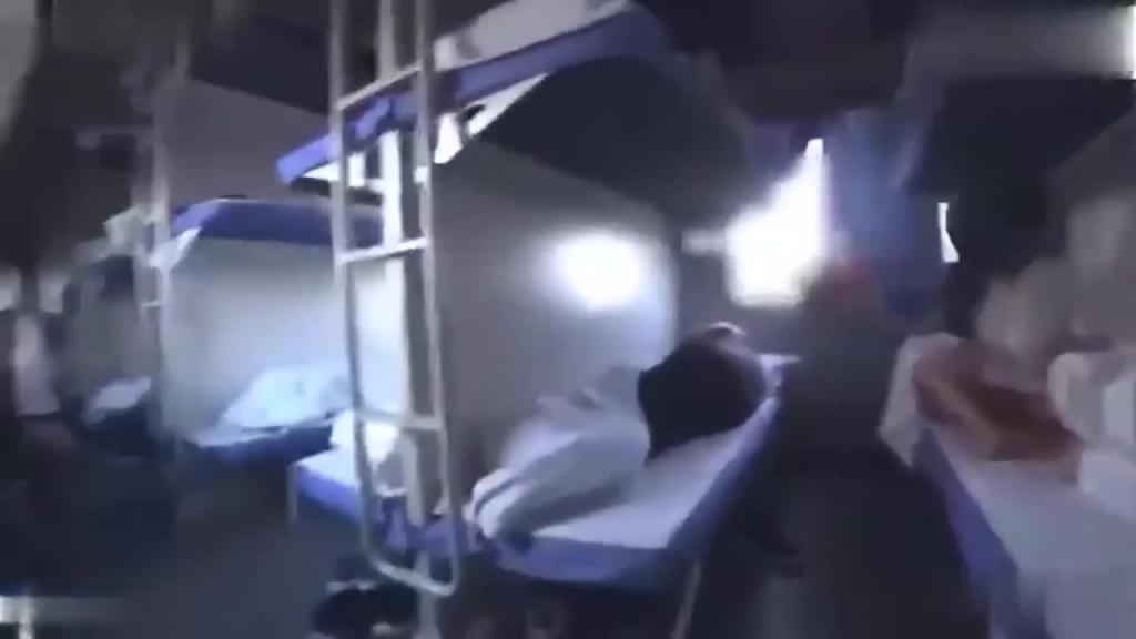 火车上淫欲露出，卧铺列车露乳露逼，给大爷看硬了都 预览截图 6
