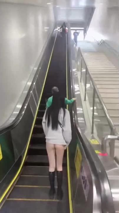 2 【重金定制】性瘾女神[露娜000]景区商场地铁人前极限露出啪啪内射！母狗属性拉满，最全合集. 预览截图 8