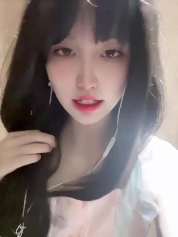 小美女商场自慰喷水 预览截图 4