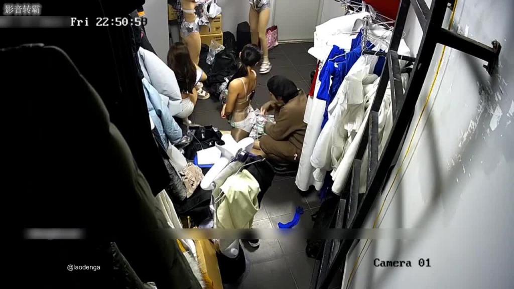 【高清偷窥】某剧场后台换衣间的美女们当着男助理面脱!2/2 预览截图 4