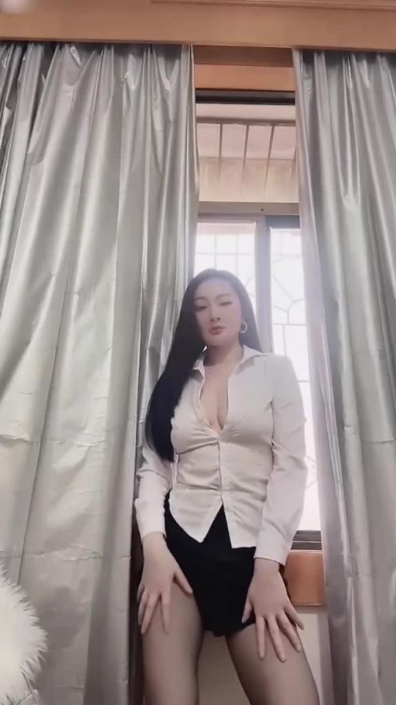 顶级黑丝美臀御姐寂寞只能用大肉棒玩弄自己的淫穴自慰 预览截图 1