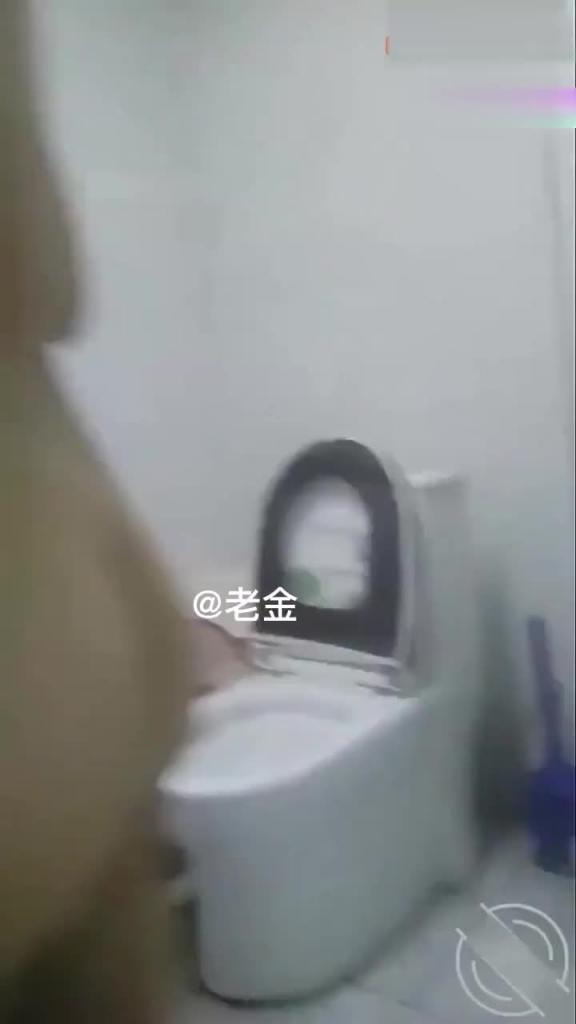【乱伦】武汉兄妹乱趁妹夫熟睡操了正在洗澡的表妹 预览截图 3