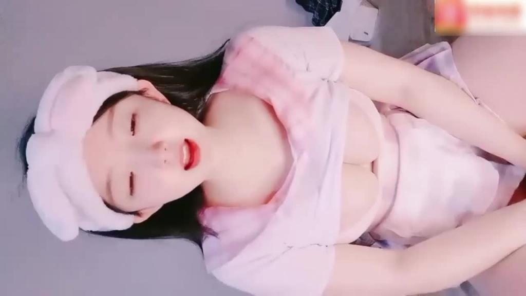 婴儿肥呆萌少女_没穿内裤撩起裙子掰开紧致小穴特写 预览截图 3