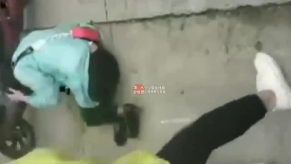 【抓奸名场面】被抓奸在床大街上被扒光衣服打耳光 预览截图 4