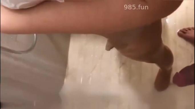 你这么骚你老公知道吗,极品身材水留了一地,全程满骚话,操起来爽的不行 预览截图 9
