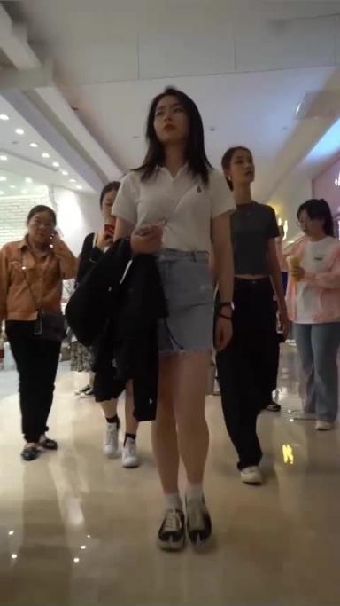 偷拍大师商场偷拍长腿气质美女 丁字裤都夹到屁股里了 预览截图 3