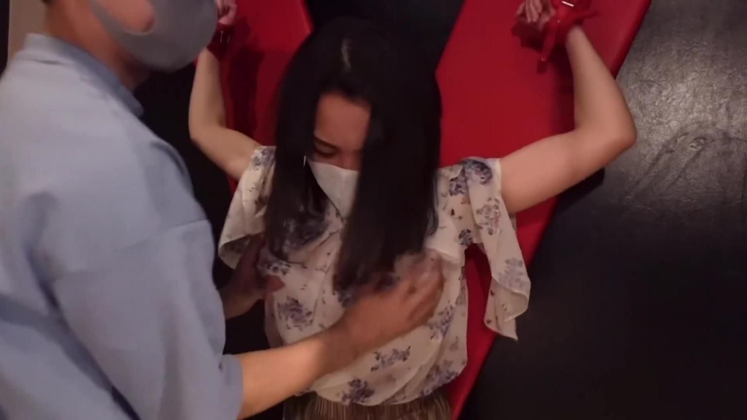 当我把施虐狂女友绑起来，通过搔痒训练与她发生性关系时，她一边尖叫一边喷出很多水。 预览截图 1