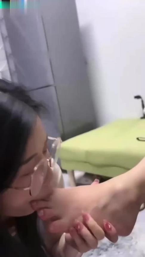 【调教女王-虐待女同性恋女奴舌吻】舔完脚在唾液舌吻,不信你不射 预览截图 12