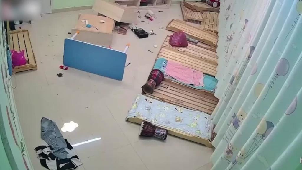 1 【真实强奸】廊坊金湾幼儿园幼师被前男友找上门争吵打砸过后被按在木板床上强奸! 预览截图 12