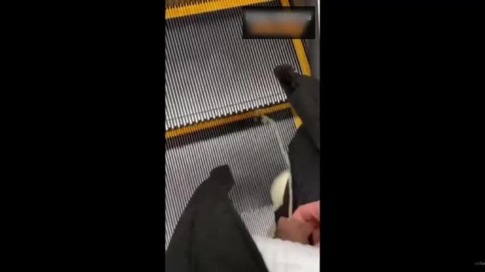 牛人系列 最新流出撒尿哥地铁尾随美女撒尿撒的美女满裤子都是 预览截图 5