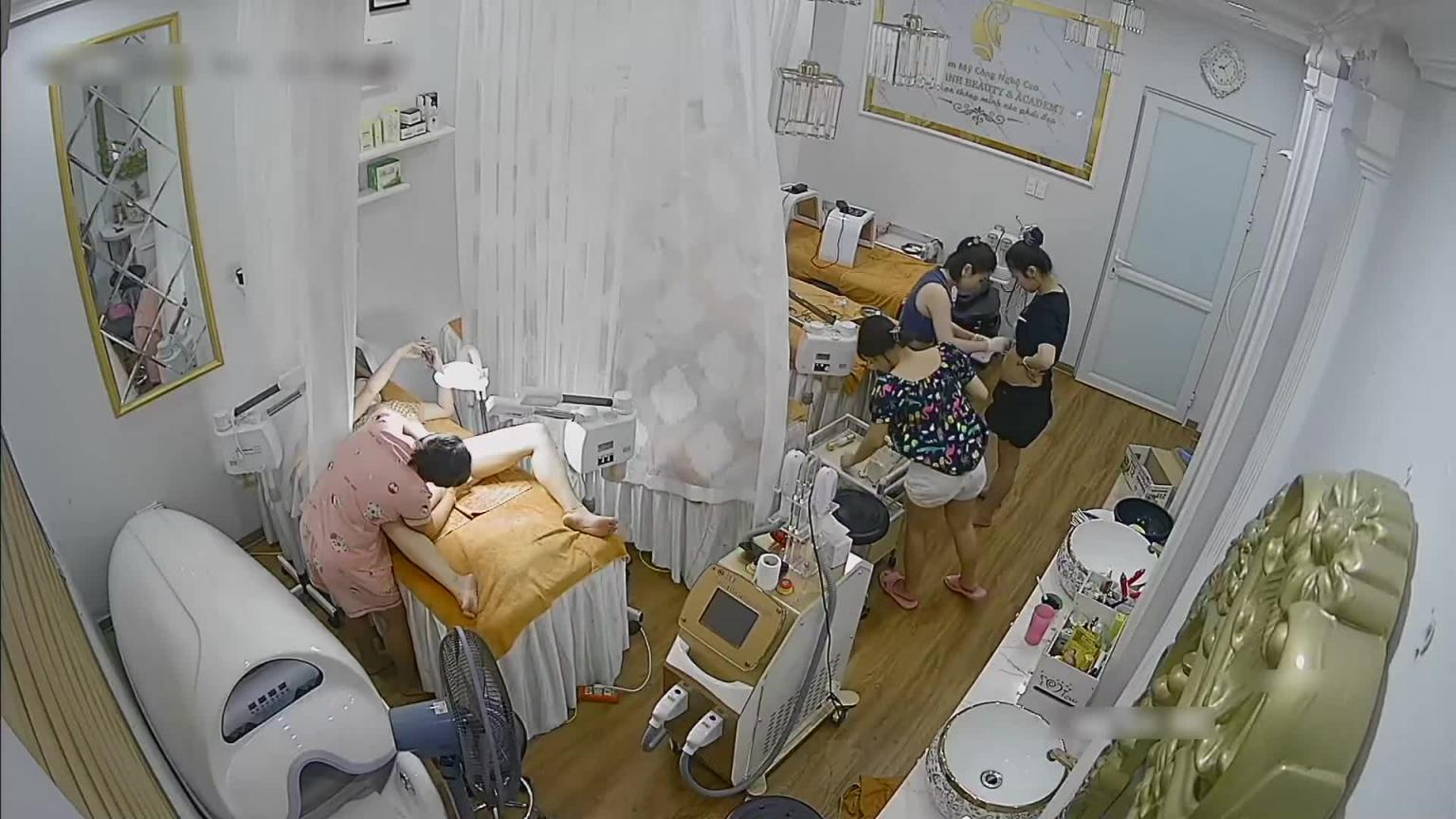 【监控破解】美少女去美容院刮逼毛 预览截图 7