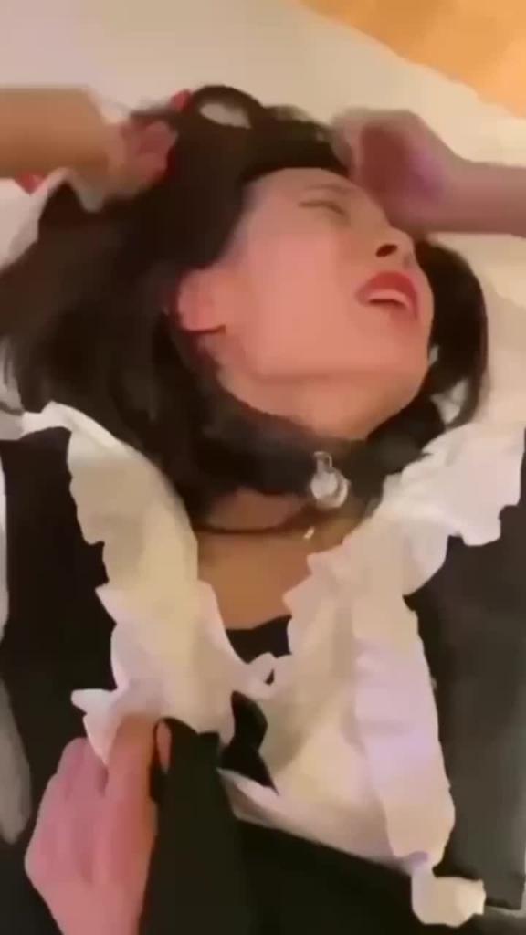 【极品反差婊】成都师范学院梁山雅女仆装被金主爸爸无套狂艹，怼着粉嫩逼逼狂射不止 预览截图 2