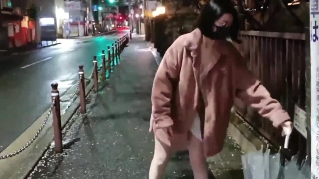 反差骚妻变成精液马桶,接到露出肛塞三通 预览截图 2