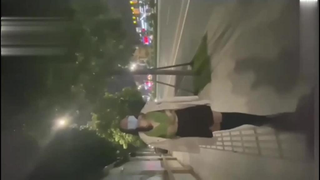 【户外露出】网红FSS冯珊珊_任务:找到一条接近停车场路 预览截图 5