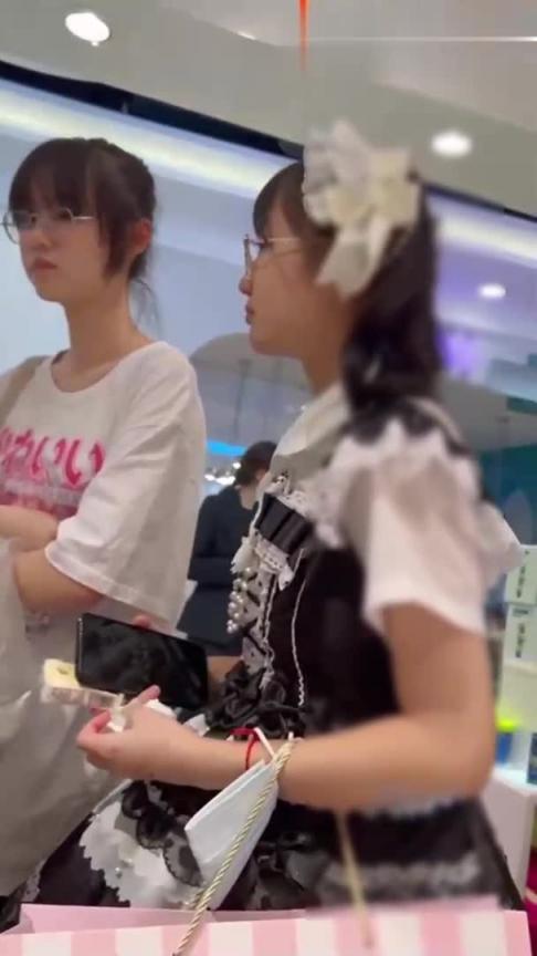 【漫展偷拍】抄底超多年轻妹子裙底内裤 预览截图 11