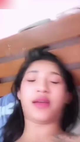 【毁三观-拳交亲姐姐】姐姐性欲太强勾引弟弟用拳头勐插骚逼，逼都对烂了才高潮 预览截图 6