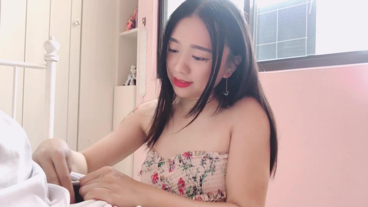 淫荡的亚洲漂亮女孩随意带路人回家做爱—DaisybabyTW 预览截图 2