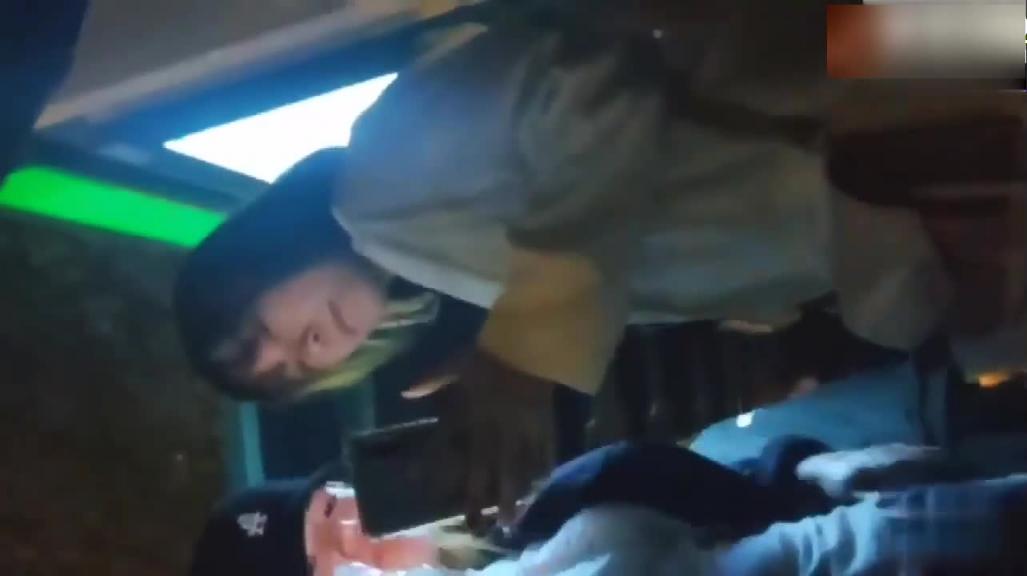 【街射大合集】当着男友面射美女一身,超刺激 预览截图 1