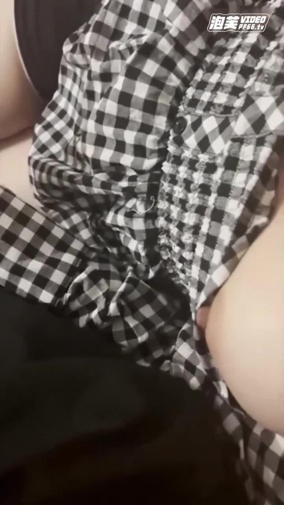 【姐弟乱伦】出租屋里抓着姐姐大奶追剧，受不了了直接后入姐姐大屁股内射 预览截图 3