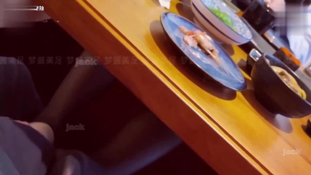 【兄妹乱伦】高中妹妹为了吃日料,用美脚帮我打飞机 预览截图 6