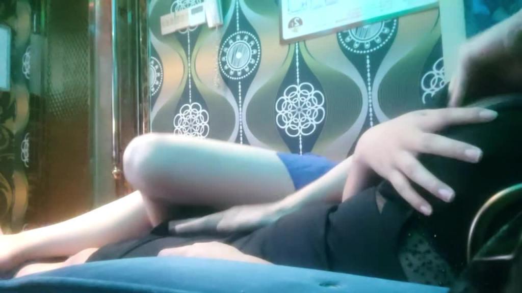 高端会所 20岁年轻小妹陪唱 使出抓奶龙爪手 奶头粉嫩完美 预览截图 10