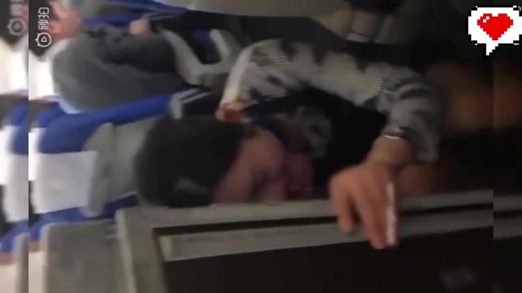 稀缺【年度最强空姐淫乱】各家航空空姐淫乱合集，飞机上自慰、走光、抄底、口爆 预览截图 1