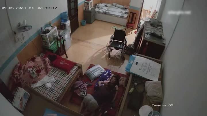 【居家盗摄像】媳妇瘫痪在床上,老哥和小保姆在床下地铺偷情做爱 预览截图 4