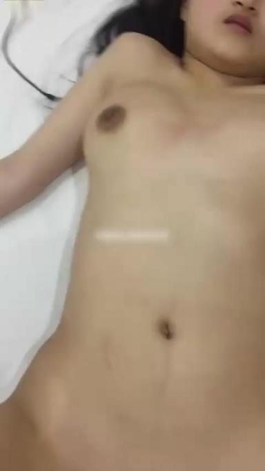 想要进步的女生被老板特殊照顾 刚来公司没多久的文秘实习生 直接被领导叫到酒店爆操! 预览截图 12